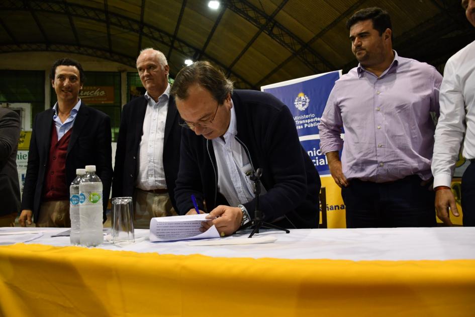 Convenio Social con Centro Allavena Autoridades y beneficiarios firman convenio con el Centro Allavena, Paysandú
