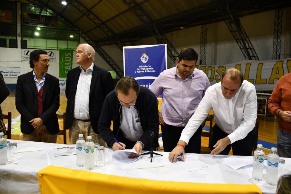 Autoridades y beneficiarios firman convenio con el Centro Allavena, Paysandú