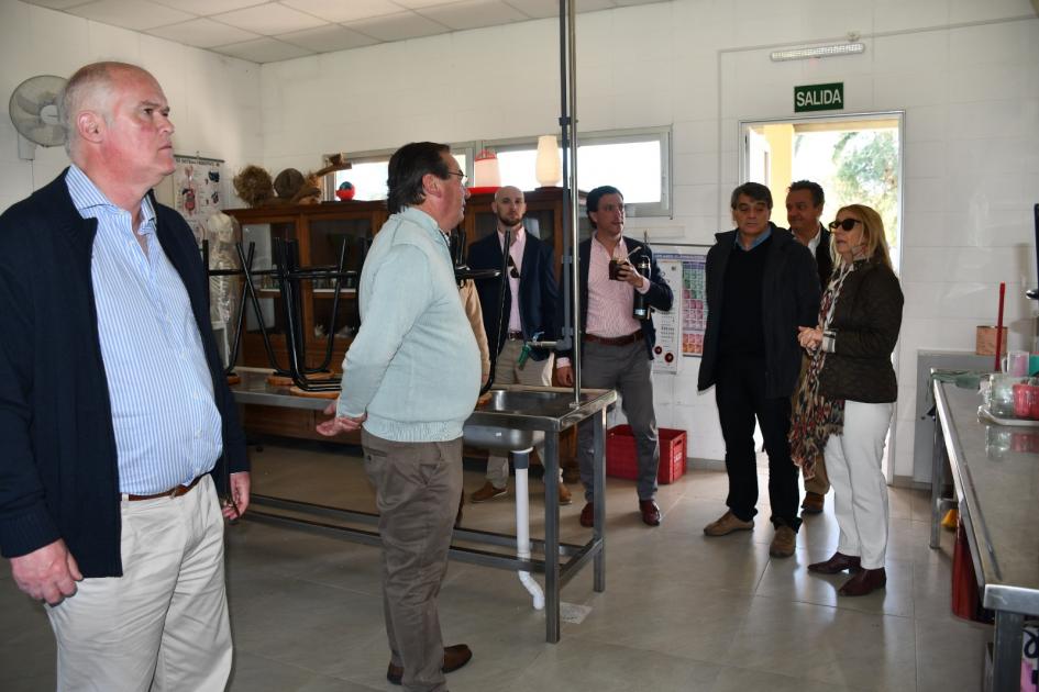 Autoridades del MTOP recorren el salón inaugurado del Liceo Francisco, Paysandú