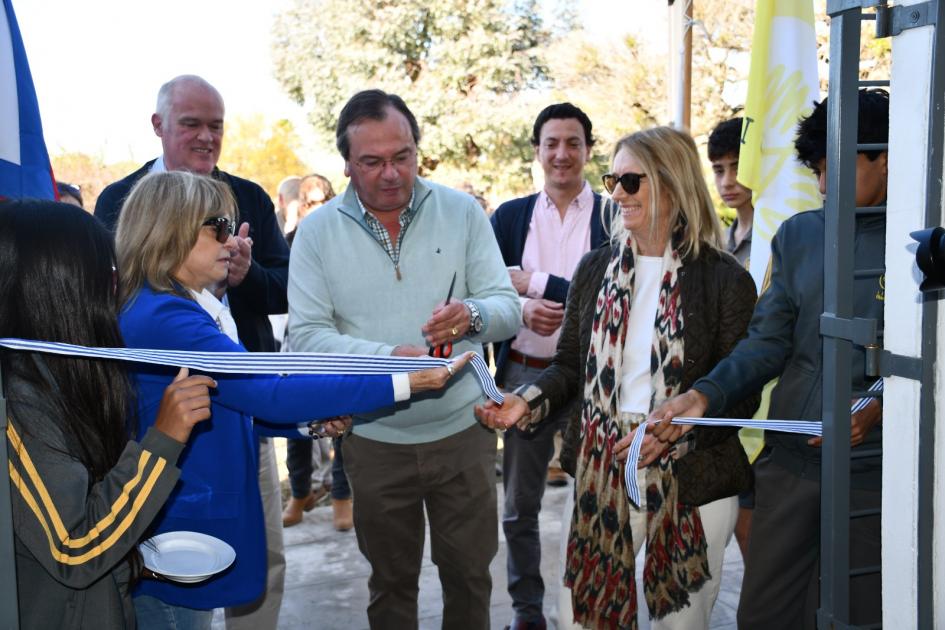 Corte de cinta para inaugurar salón de talleres en Liceo Francisco, Paysandú