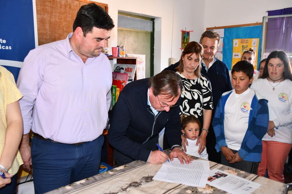 Autoridades y beneficiarios firman convenio en Fortaleza, Quebracho