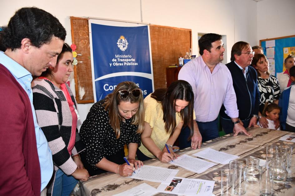 Autoridades y beneficiarios firman convenio en Fortaleza, Quebracho