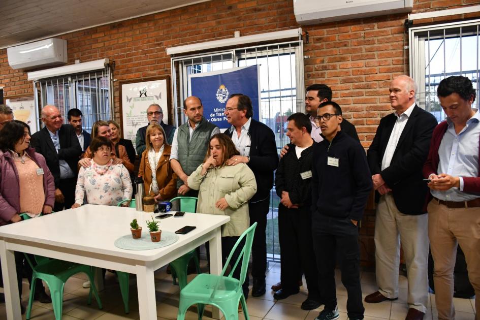 Convenio Social con Aprodime Autoridades y beneficiarios firman convenio en Aprodime, Paysandú