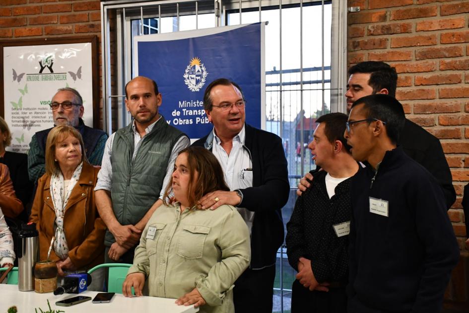 Convenio Social con Aprodime Autoridades y beneficiarios firman convenio en Aprodime, Paysandú