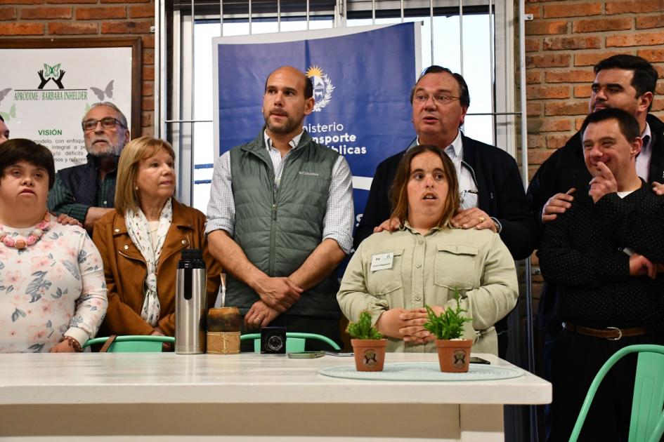 Convenio Social con Aprodime Autoridades y beneficiarios firman convenio en Aprodime, Paysandú