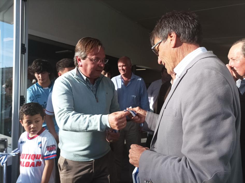 Inauguración de obras en el Club Nacional, Guichón Autoridades y beneficiarios cortan la cinta inaugurando obras del Club Nacional