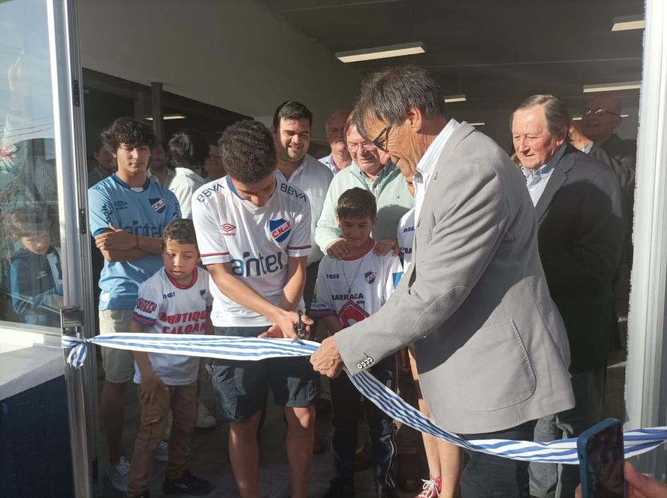 Autoridades y beneficiarios cortan la cinta inaugurando obras del Club Nacional