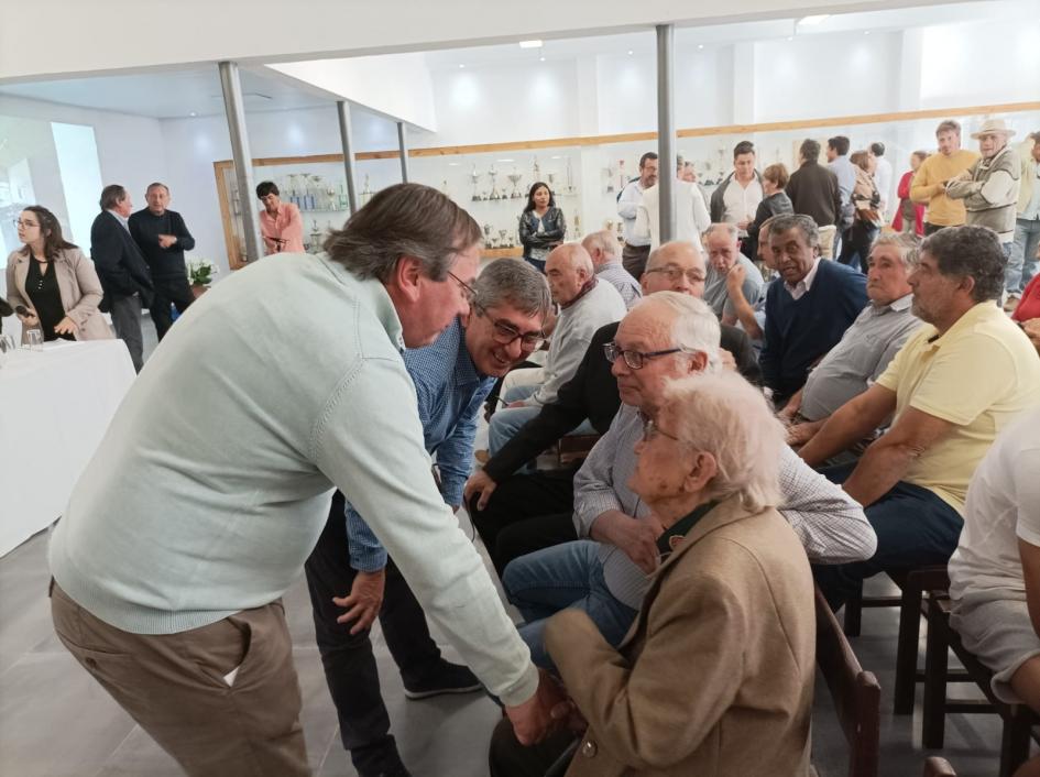 Inauguración de obras en el Club Nacional, Guichón El Ministro saluda a veteranos del Club Nacional