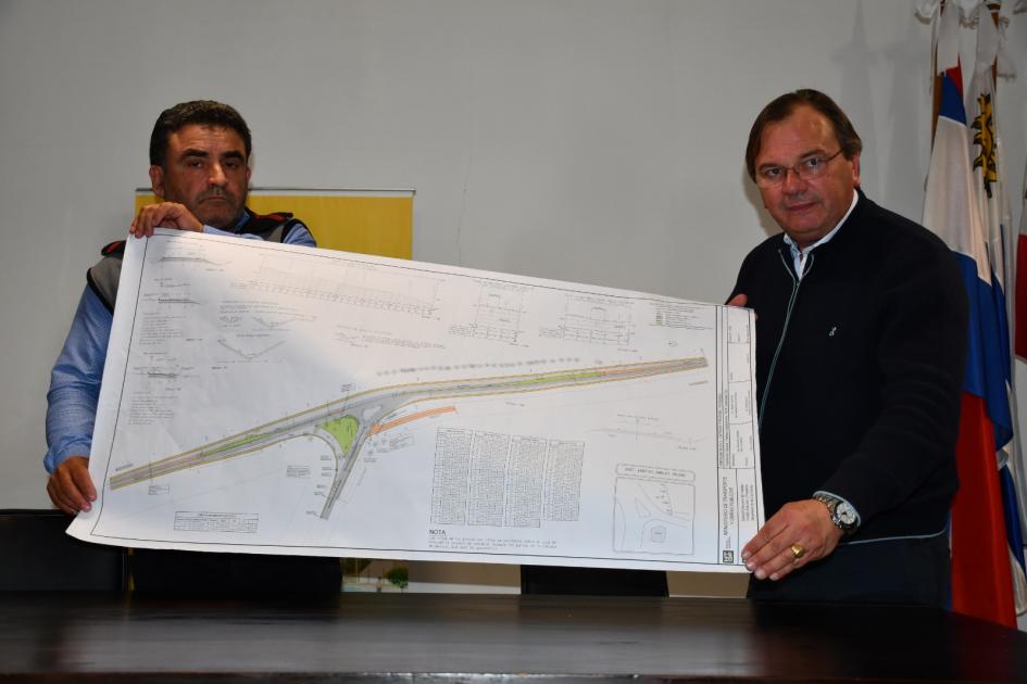 Ministro Falero y Alcalde de Porvenir presentando planos de obras en accesos
