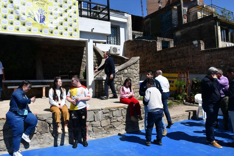 Inauguración de obras en Asociación Down de Salto Celebración el patio restaurado de la Asociación Down de Salto