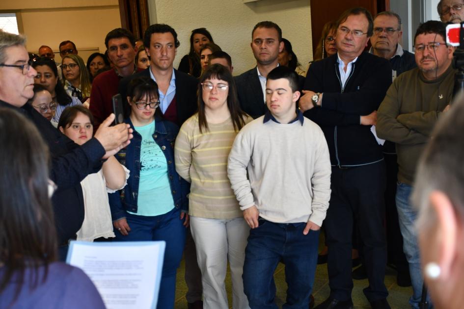 Acto previo al corte de cinta en la Asociación Down de Salto