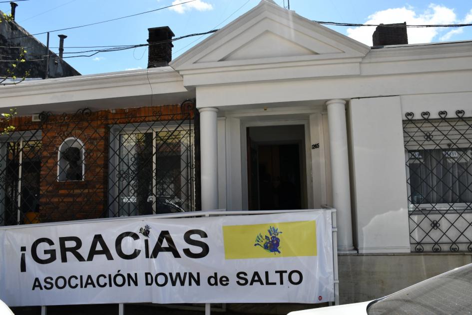 Inauguración de obras en Asociación Down de Salto Fachada de la Asociación Down de Salto