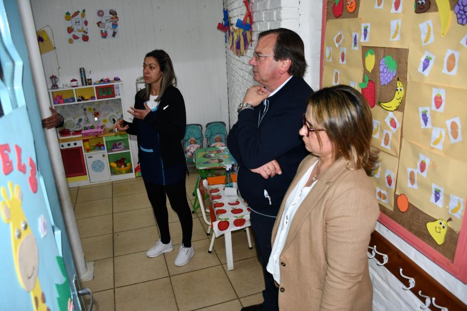 Firma de Convenio Social con CAIF Williams en Salto Autoridades del MTOP recorren las obras en los salones del CAIF