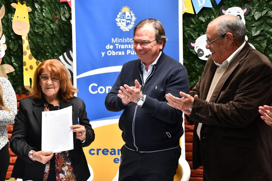 Firma de Convenio Social con CAIF Williams en Salto La Presidenta muestra el convenio firmado