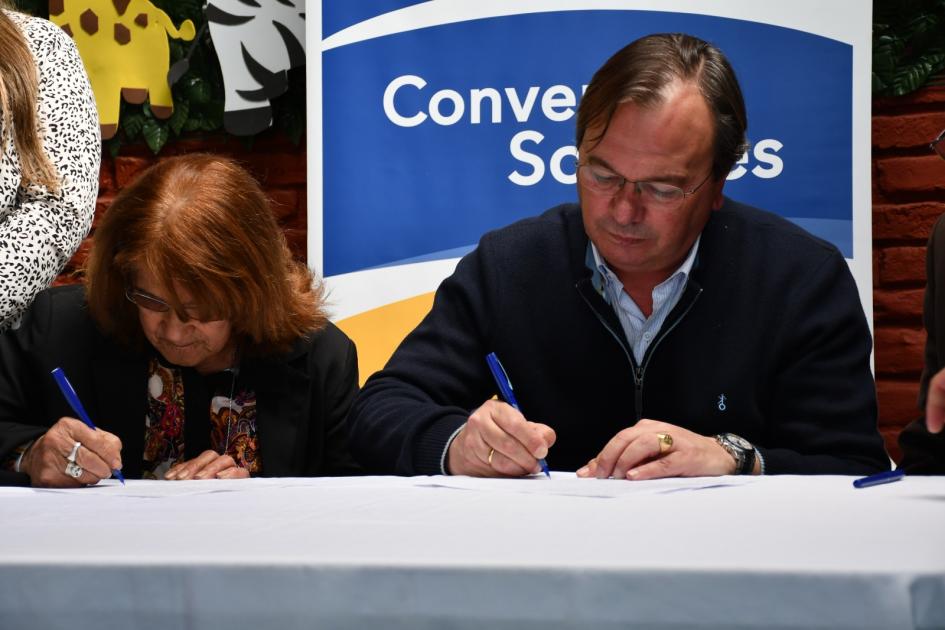 Firma de Convenio Social con CAIF Williams en Salto Autoridades del MTOP y del CAIF firmando el convenio social