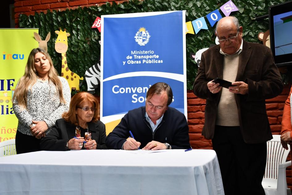 Autoridades del MTOP y del CAIF firmando el convenio social