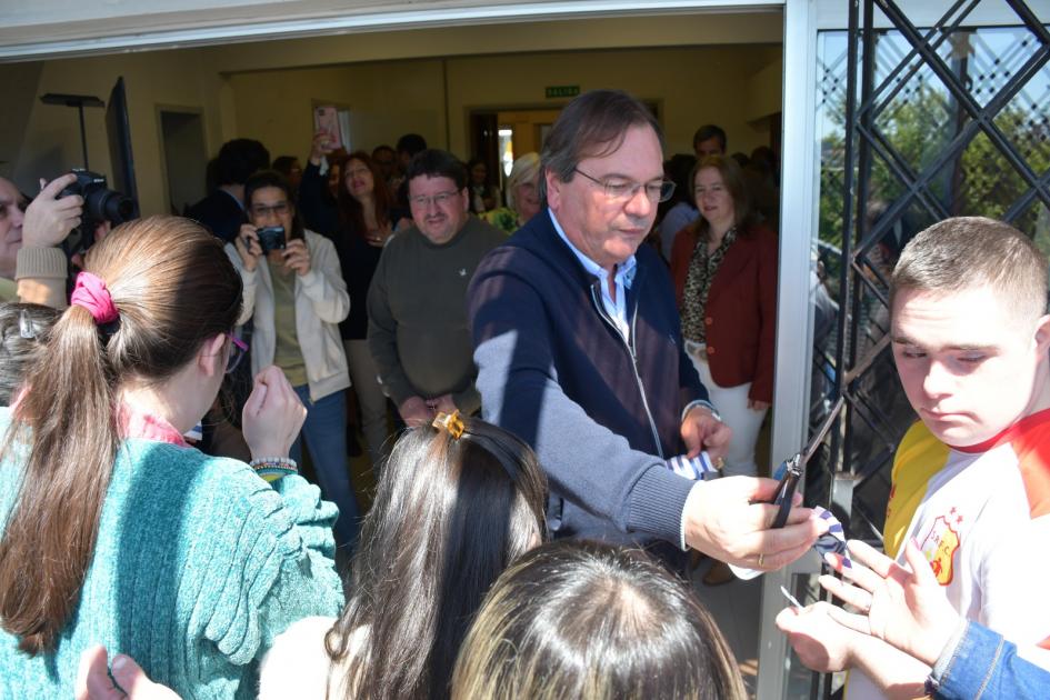 Inauguración de obras en Asociación Down de Salto Ministro Falero en el corte de cinta simbólico de la Asociación Down de Salto