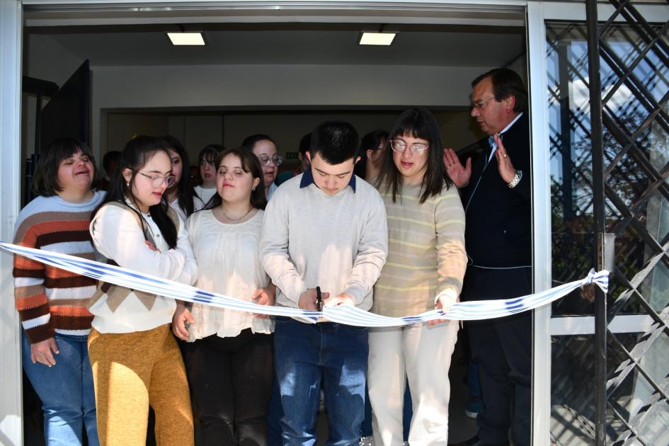 Beneficiarios cortan la cinta que simboliza la inauguración de las obras de la Asociación Down