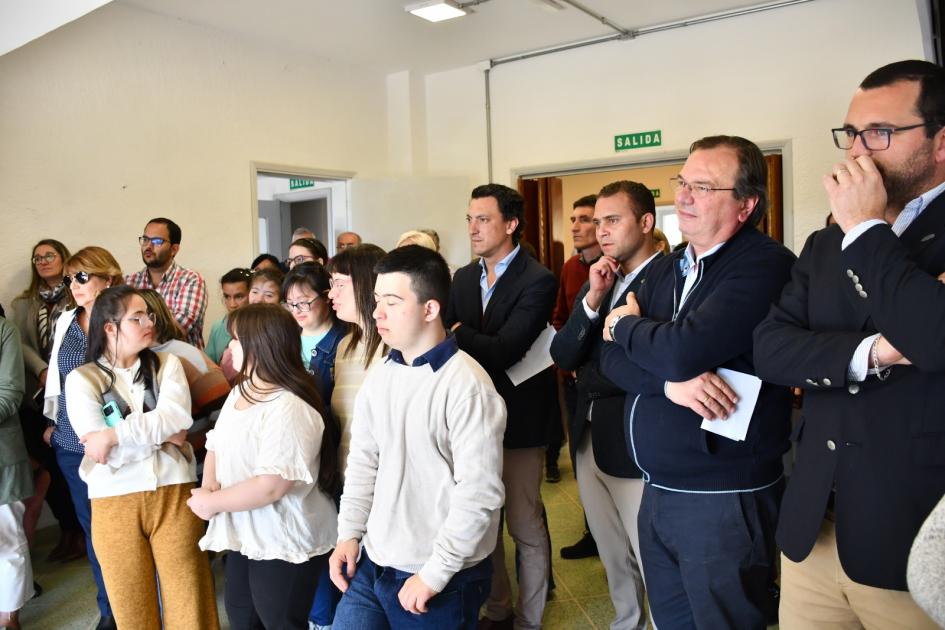 Acto previo al corte de cinta en la Asociación Down de Salto