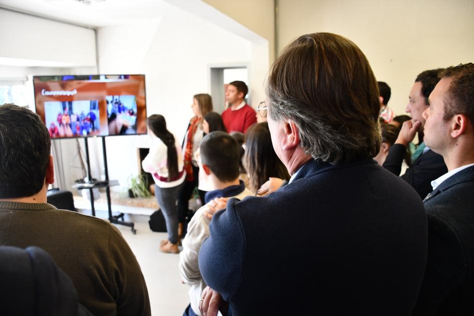 Inauguración de obras en Asociación Down de Salto La Asociación Down de Salto pasa un video institucional ante el Ministro y beneficiarios
