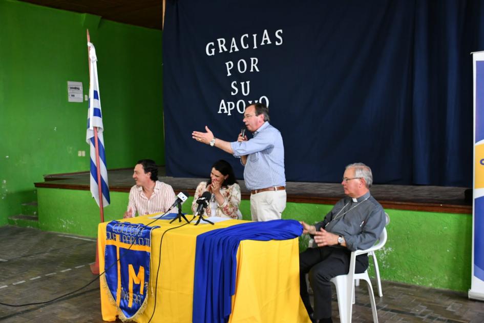 Firma de convenio social en Colegio Juan Pablo II