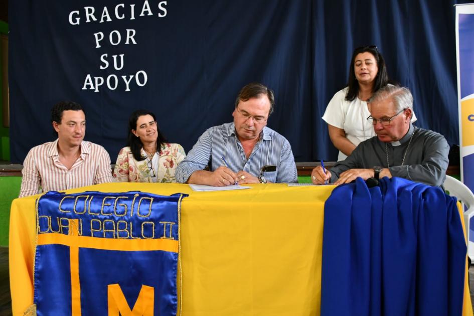 Firma de convenio social en Colegio Juan Pablo II