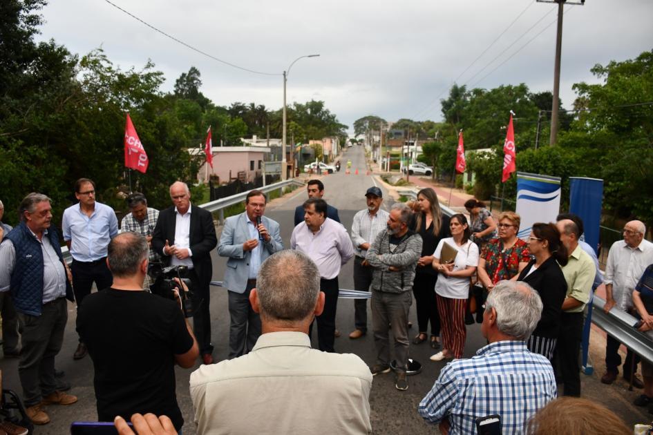 Inauguración de alcantarillas en Sauce y Las Piedras Autoridades hablando durante la ceremonia
