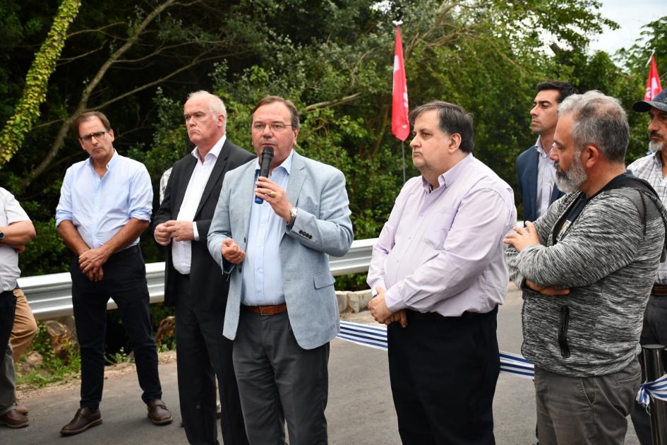Inauguración de alcantarillas en Sauce y Las Piedras Autoridades hablando durante la ceremonia