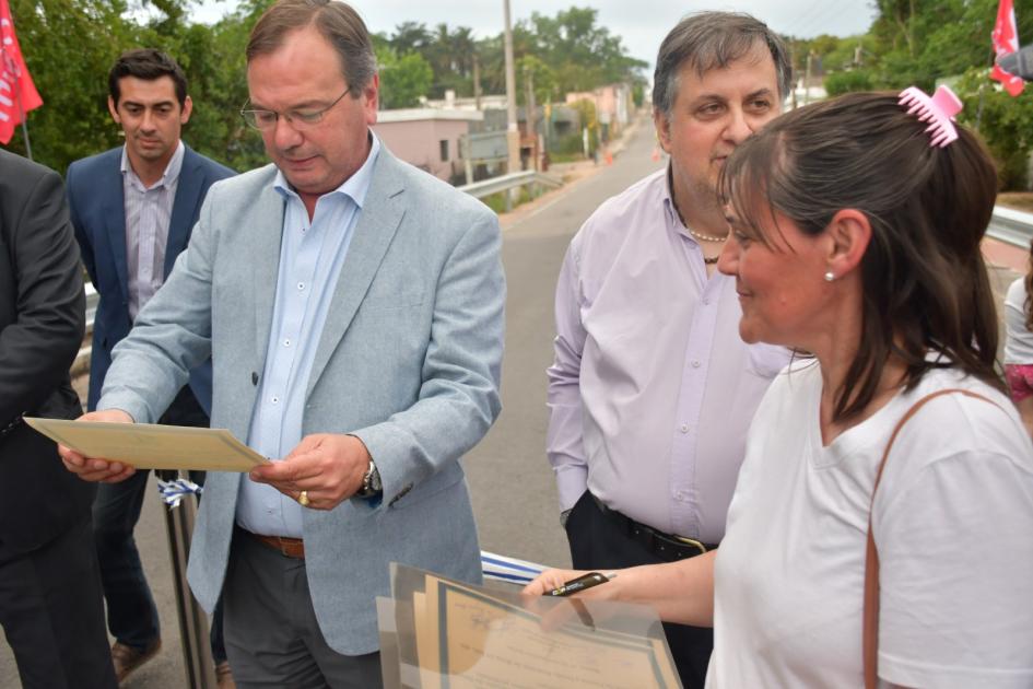 Inauguración de alcantarillas en Sauce y Las Piedras El MInistro recibe material sobre las obras de parte de vecinos