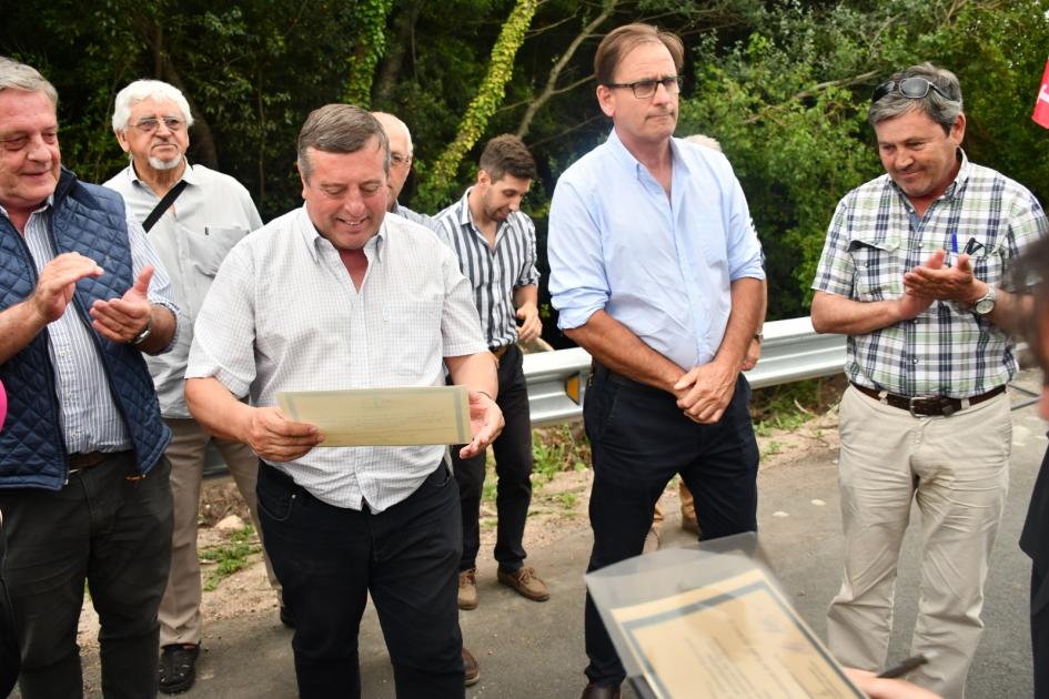 Inauguración de alcantarillas en Sauce y Las Piedras Vecinos presenciando la ceremonia