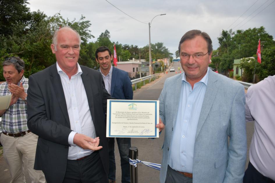 Inauguración de alcantarillas en Sauce y Las Piedras Ministro y Subsecretario reciben placa conmemorativa