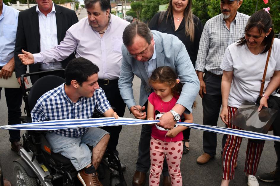 Inauguración de alcantarillas en Sauce y Las Piedras Corte simbólico de cinta que inaugura las obras