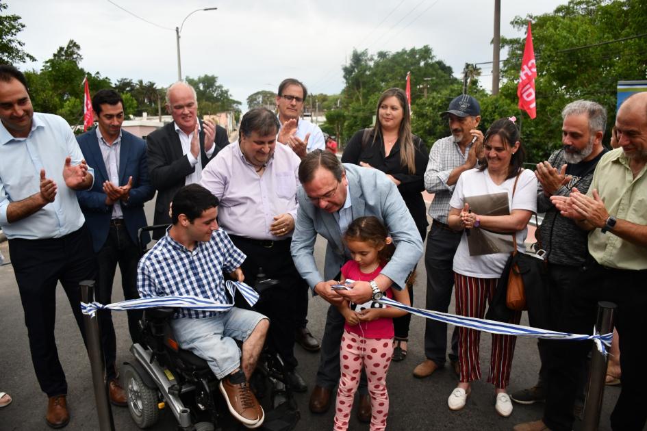 Inauguración de alcantarillas en Sauce y Las Piedras Corte simbólico de cinta que inaugura las obras