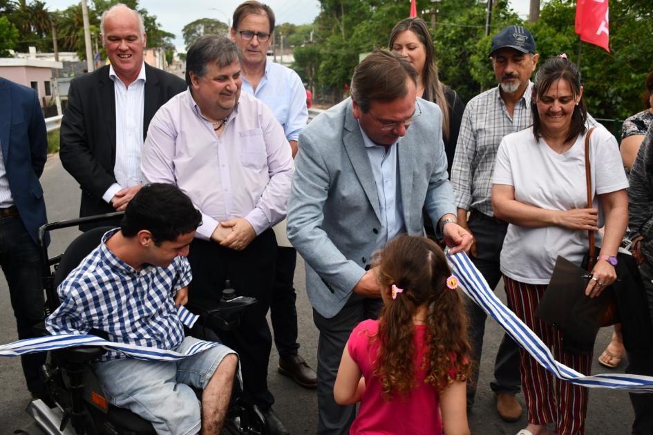 Inauguración de alcantarillas en Sauce y Las Piedras Corte simbólico de cinta que inaugura las obras