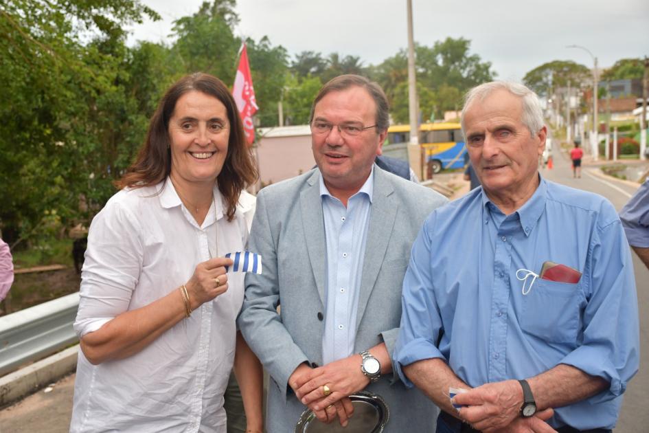 Inauguración de alcantarillas en Sauce y Las Piedras El Ministro sacándose foto con vecinos