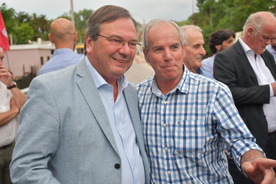 Inauguración de alcantarillas en Sauce y Las Piedras El Ministro sacándose foto con vecinos
