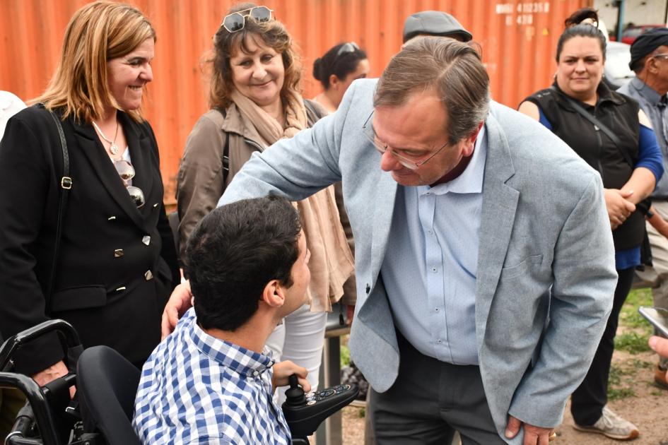 Inauguración de alcantarillas en Sauce y Las Piedras El Ministro saludando vecinos