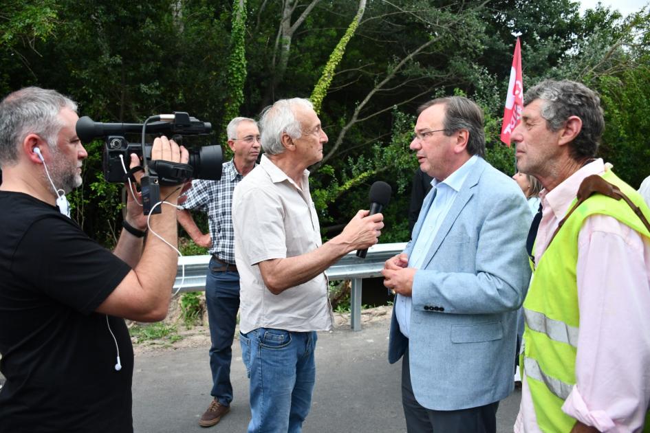 Inauguración de alcantarillas en Sauce y Las Piedras El Ministro en rueda de prensa