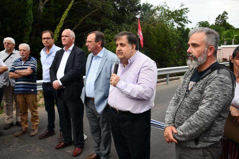 Inauguración de alcantarillas en Sauce y Las Piedras Autoridades hablando durante la ceremonia