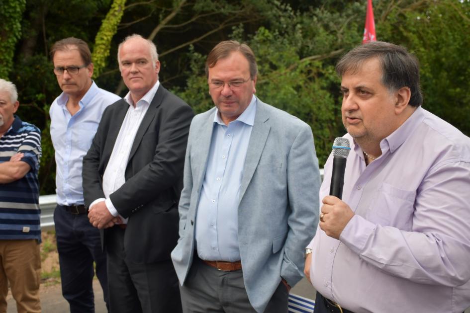 Inauguración de alcantarillas en Sauce y Las Piedras Autoridades hablando durante la ceremonia
