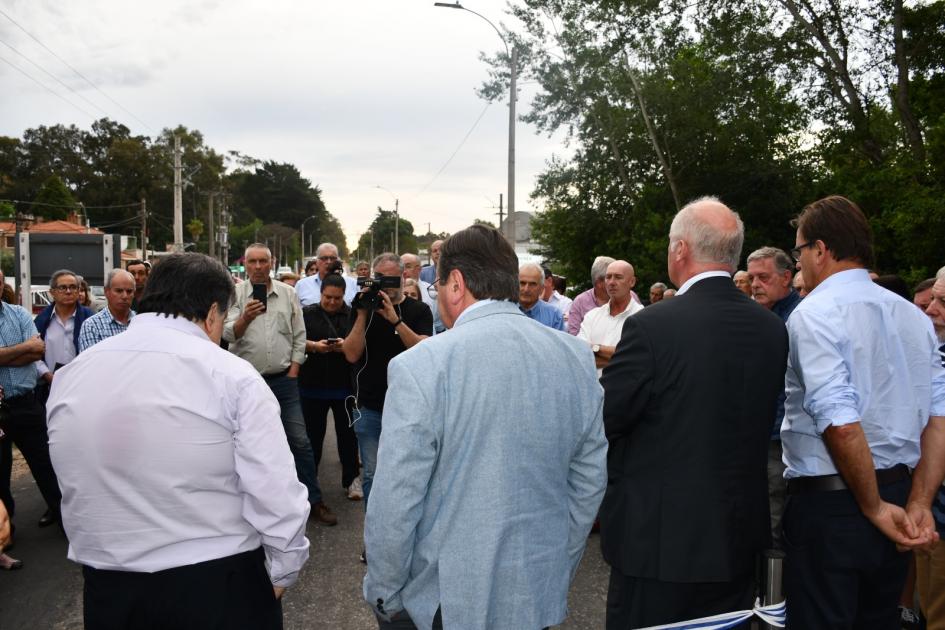 Inauguración de alcantarillas en Sauce y Las Piedras Autoridades hablando durante la ceremonia