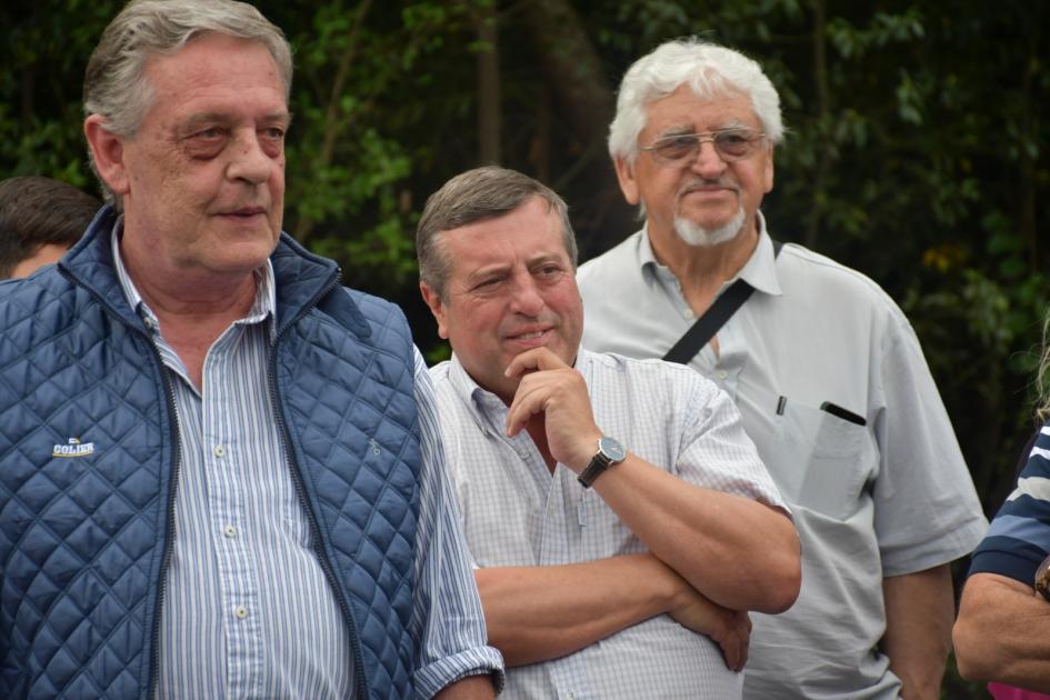Inauguración de alcantarillas en Sauce y Las Piedras Vecinos y autoridades atentos a la ceremonia