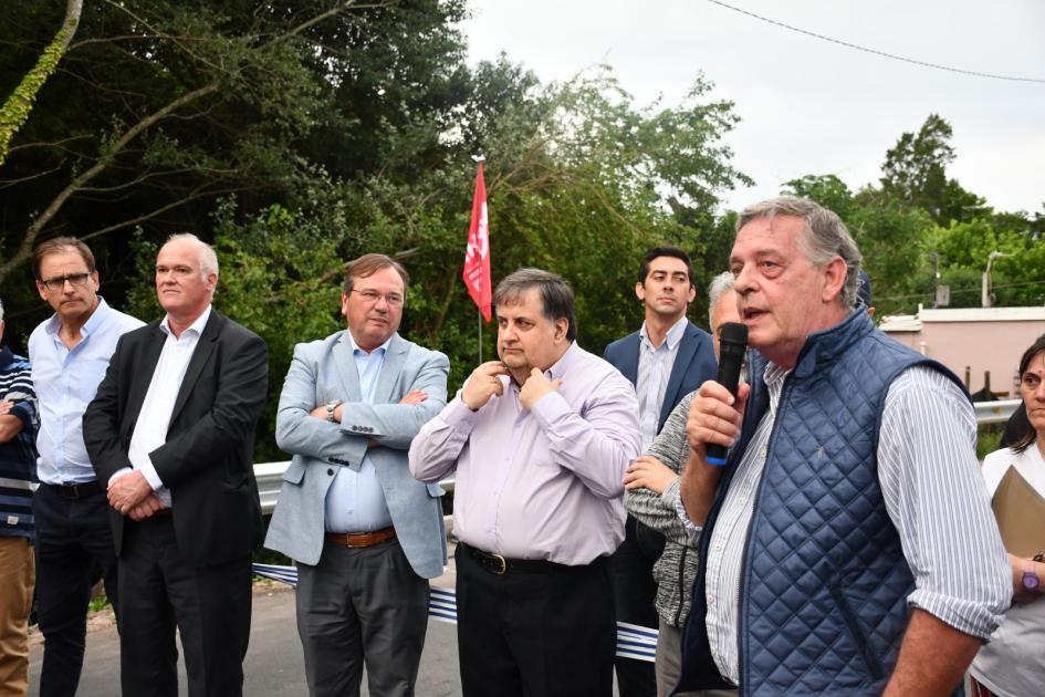 Inauguración de alcantarillas en Sauce y Las Piedras Autoridades hablando durante la ceremonia