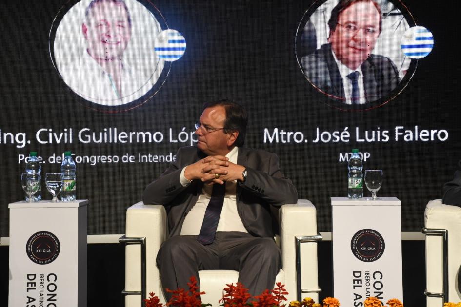 XXI Congreso Ibero Latinoamericano del Asfalto El MInistro en plantel de disertores en acto de inauguración