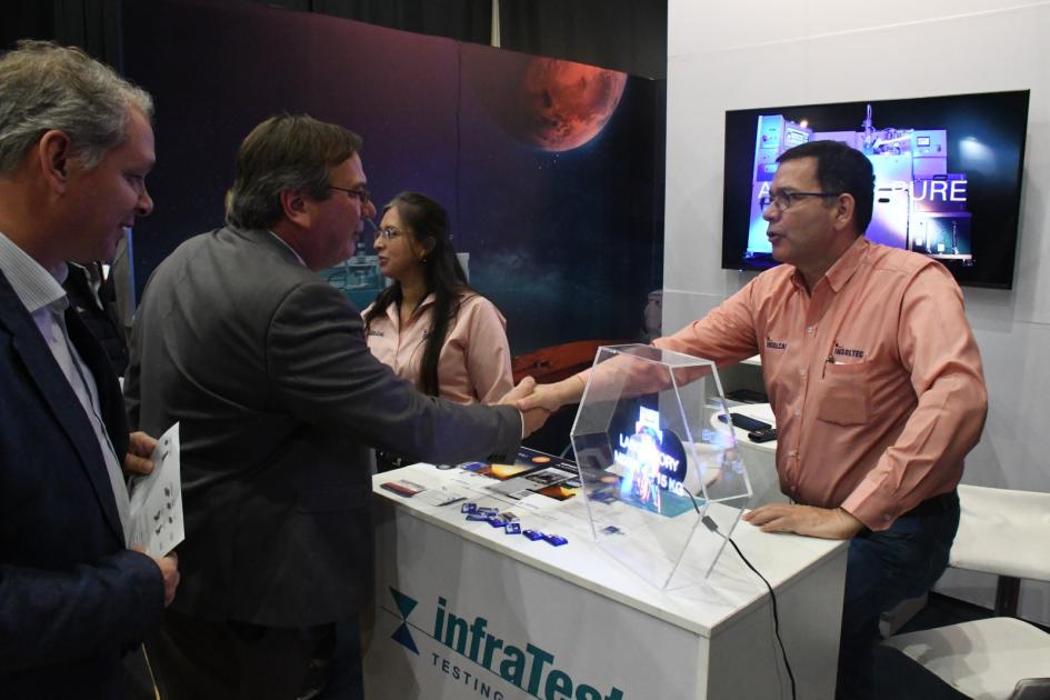 XXI Congreso Ibero Latinoamericano del Asfalto El Ministro visita stands de empresas