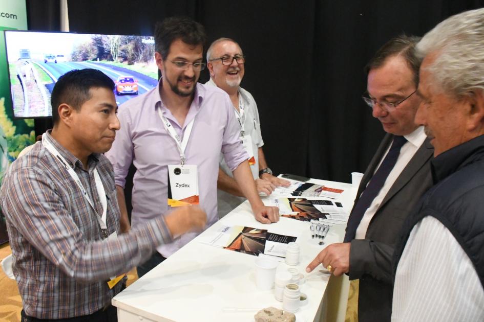 XXI Congreso Ibero Latinoamericano del Asfalto El Ministro visita stands de empresas