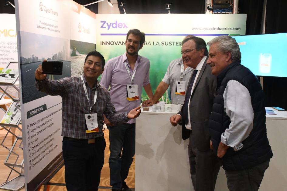 XXI Congreso Ibero Latinoamericano del Asfalto El Ministro visita stands de empresas