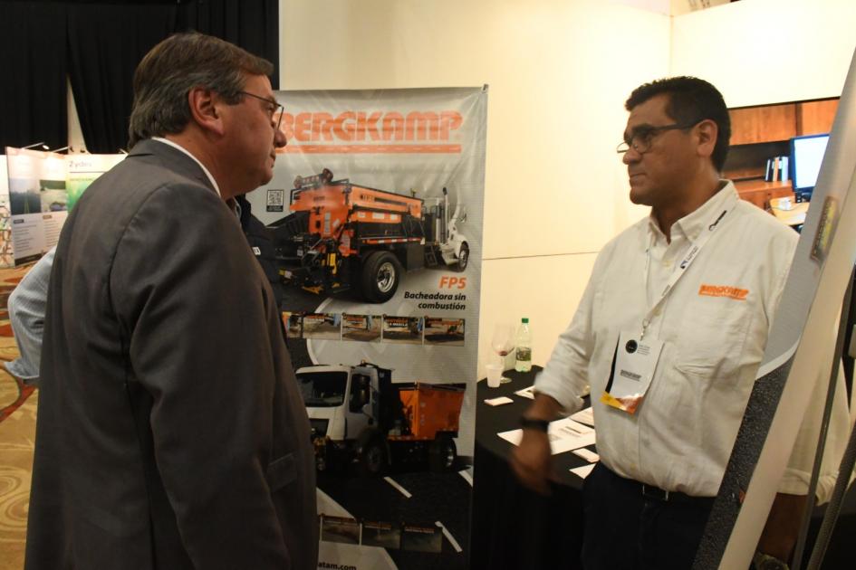 XXI Congreso Ibero Latinoamericano del Asfalto El Ministro visita stands de empresas