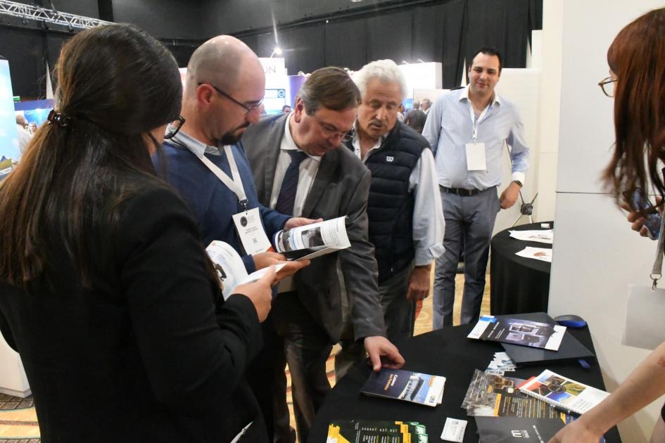 XXI Congreso Ibero Latinoamericano del Asfalto El Ministro visita stands de empresas