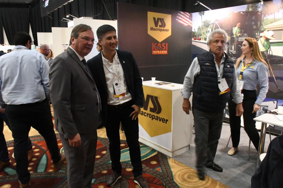XXI Congreso Ibero Latinoamericano del Asfalto El Ministro visita stands de empresas